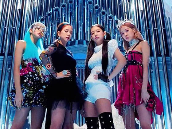 O grupo se formou a partir de recrutamento da YG Entertainment, que começou a buscar jovens para trabalhos musicais. As meninas selecionadas guardam na memória essa experiência.  