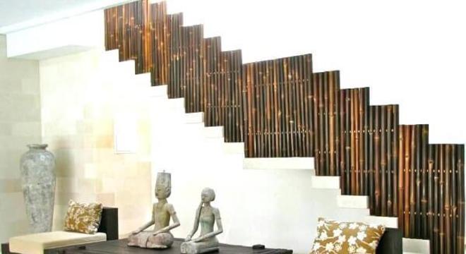 O guarda corpo da escada recebeu como acabamento a cerca de bambu