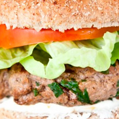 O Hambúrguer Funcional tem ingredientes mais saudáveis. A carne é magra, como o patinho. Linhaça e chia também fazem parte dele. Ele foi desenvolvido pelo site 