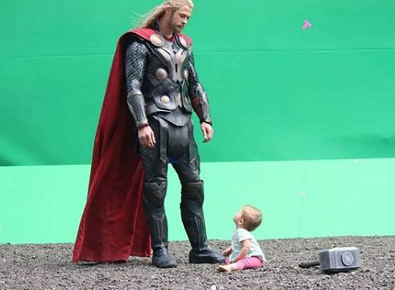 O herói nórdico é presente na vida das crianças. Recentemente, Chris postou uma lembrança da ida de India Rose, ainda bebê, à filmagem de Thor. Os fãs amaram a foto. 