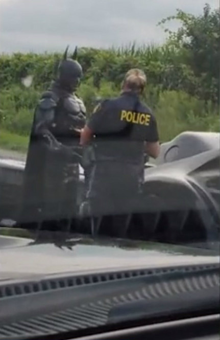 O herói que merecemos? 'Batman' é parado por polícia canadense - Fotos - R7  Hora 7