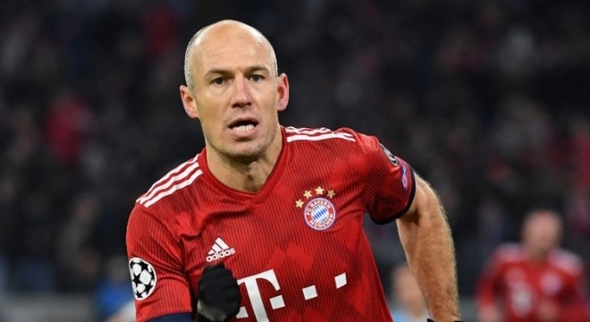 O holandês Arjen Robben anunciou, nesta temporada, a sua aposentadoria. Após um vínculo vitorioso de dez anos no Bayern de Munique, o atacante deixou os gramados. Robben, porém, deixou em aberto um possível retorno ao esporte.
