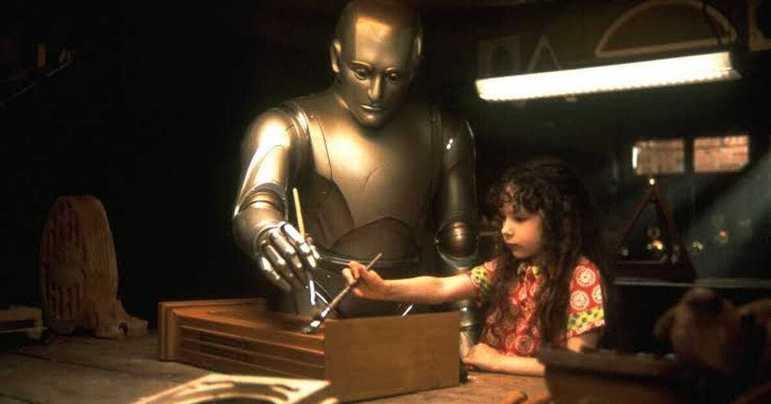 O Homem Bicentenário (1999) narra a história de um robô que busca se tornar humano para se livrar do preconceito que sofre na sociedade.