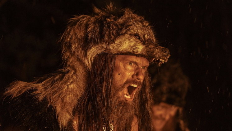 O Homem do Norte — estreia em 21 de abrilNova aposta do aclamado diretor Robert Eggers, dos sucessos O Farol e A Bruxa, O Homem do Norte tem um elenco de peso que conta com nomes como Alexander Skarsgård, Nicole Kidman, Ethan Hawke, Anya Taylor-Joy, Willem Dafoe e Björk. Na história, Skarsgård vive o Príncipe Amleth, que presencia o assassinato do pai pelas mãos do tio e promete vingança quando crescer 