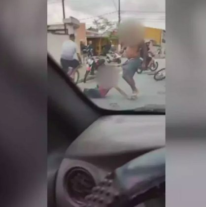 O homem foi brutalmente espancado por pessoas na rua, que utilizaram um capacete e pedaços de madeira para atacá-lo. Um motorista que passava pelo local flagrou o momento e filmou tudo.