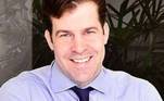 Dr. Thomas
Benson: É cirurgião plástico

 

Nascido na Alemanha e formado pela
Universidade de Hamburgo, com diploma no Brasil pela Universidade de São Paulo. Possui o título de doutor (PhD) pela Universidade de Hamburgo e pela USP.

Cirurgião Plástico no Brasil e na
Alemanha (ambos os títulos de especialista). Dr. Thomas é apaixonado por
viagens e precisa delas para manter o ritmo intenso de trabalho.Casado com Patrícia Meirelles, uma
influenciadora famosa na internet, com quem tem uma filha pequena, é seguido
por 117 mil pessoas no Instagram.

Costuma acordar às 5h15 e tomar um
rápido café para trabalhar das 6h às 20h30. Nas poucas horas livres, pratica
taekwondo e é faixa preta de jiu jitsu.
