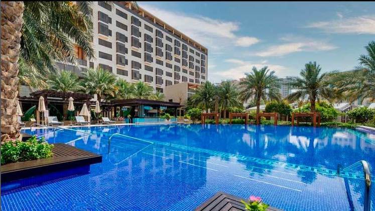 O hotel também disponibiliza uma praia artificial e uma piscina com ondas.