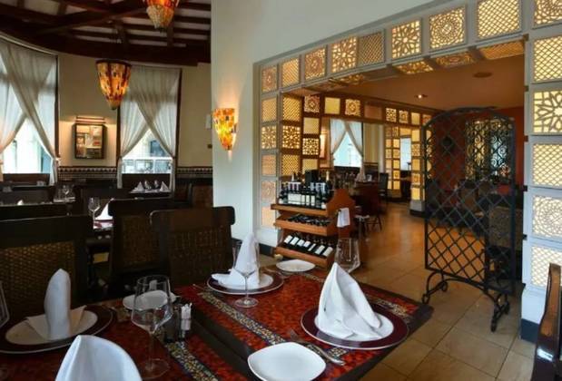 O hotel também tem restaurantes sofisticados, com decoração e iluminação especiais.  