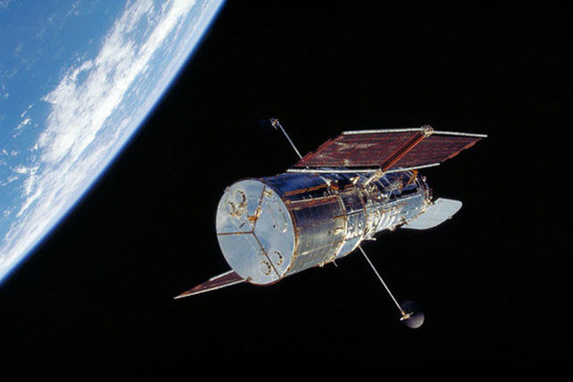 O Hubble é o primeiro dos quatro enviados pela NASA na missão Grandes Observatórios Espaciais (Great Observatories Program). Eles se localizam em lugares diferentes no universo, para contribuir para os estudos da agência espacial norte-americana. 