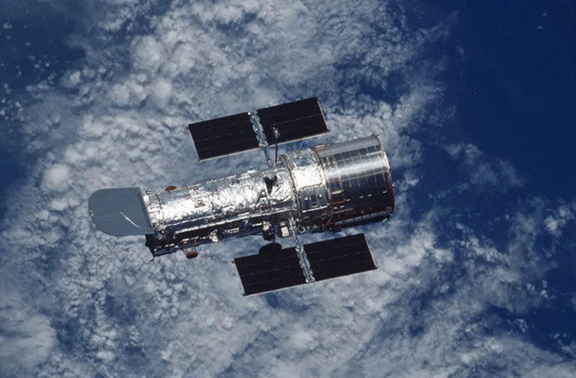 O Hubble tem ainda 13,2 metros de comprimento e 4,2 metros de diâmetro. Dentro do telescópio, há um espelho/refletor de 2,40 m de diâmetro. 