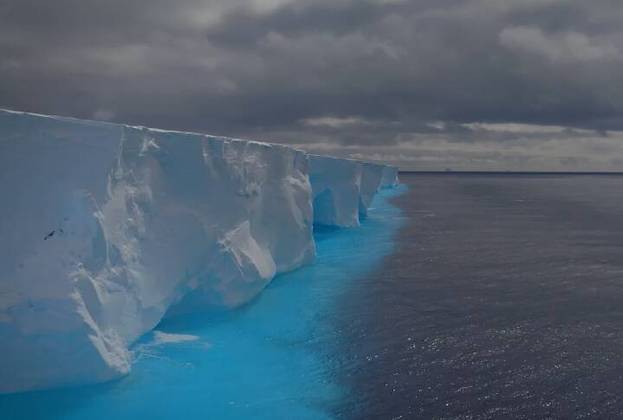 O iceberg tem ainda um volume de aproximadamente 1.100 quilômetros cúbicos e uma massa um pouco abaixo de um trilhão de toneladas.