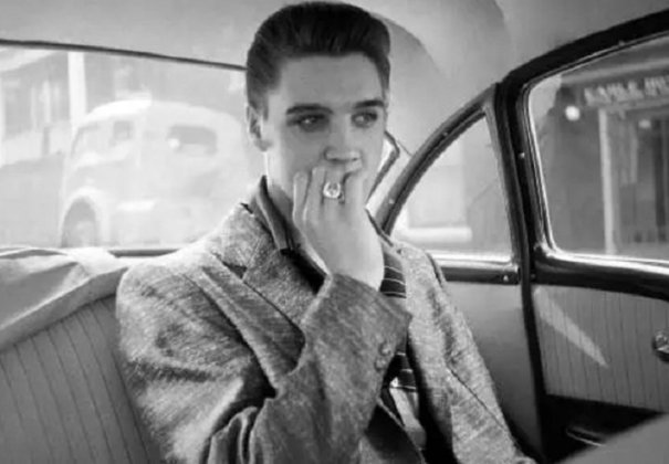 O icônico cantor Elvis Presley nasceu em East Tupelo, no estado de Mississippi, no dia 08 de janeiro de 1935. Ele foi um sobrevivente já quando nasceu, pois seu irmão gêmeo univitelino Jessie Garon morreu durante o parto.
