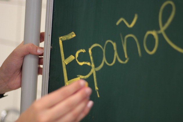 O idioma oficial é o castelhano, já que as ilhas são uma região autônoma, mas vinculada à Espanha. 