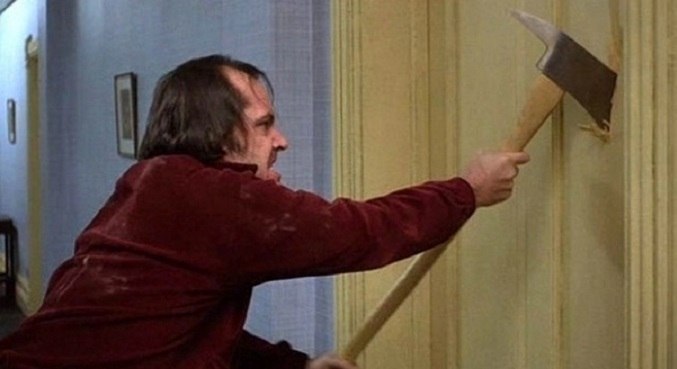 Jack Nicholson usando o machado em cena de 'O Iluminado'
