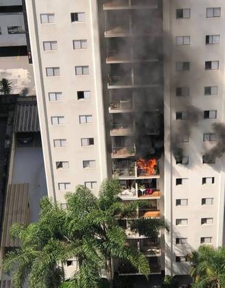 O incêndio atingiu o seu apartamento no sexto andar e Maya pulou para fugir do fogo.