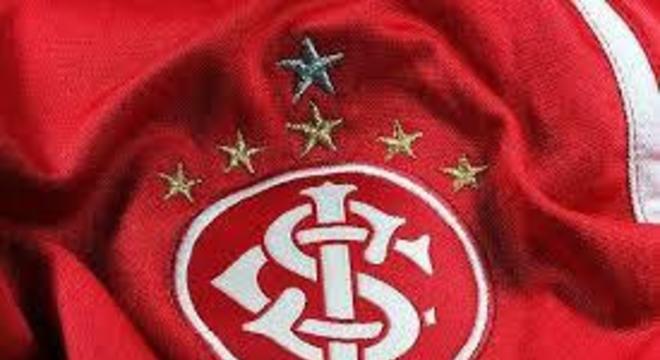 O Inter tem verses sem e com as estrelas no escudo. Elas significam uma para cada Brasileiro (1975, 1976 e 1979), uma outra para a Copa do Brasil (1992) e uma grande, no topo, representava a Libertadores, que depois foi substituda por uma prateada, representando o ttulo Mundial de 2006.