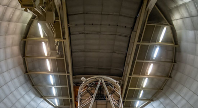 O interior da cúpula do telescópio Mayall no Kitt Peak Observatory