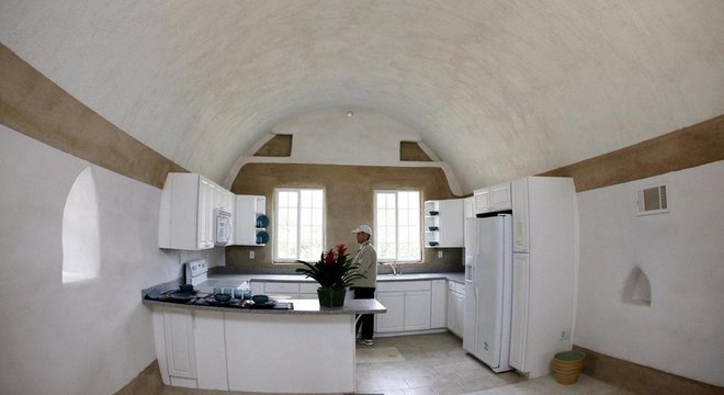 O interior de uma casa de superadobe no Instituto Cal-Earth