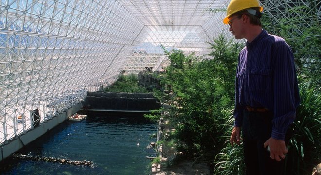 Biosfera 2 reproduziu vários ecossistemas terrestres, como um bosque tropical e um oceano com corais