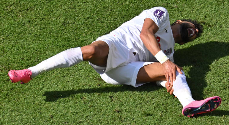 O iraniano Ramin Rezaeian grita de dor no joelho após se machucar na partida em que a seleção asiática venceu o País de Gales com dois gols no finalzinho