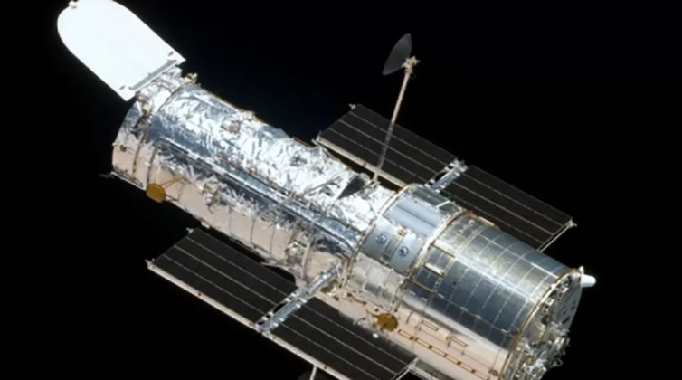 O James Webb é o sucessor do Hubble (foto), lançado em 1990 e que segue em atividade. Muito maior e mais poderoso, o JW tem trabalho diferente do Hubble: sua função é descobrir como o universo foi criado.