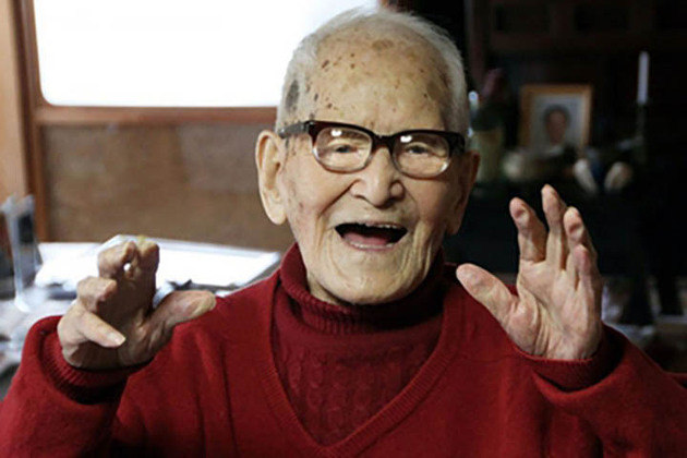 O Japão é o lar do homem que viveu mais tempo ao longo da história, Jiroemon Kimura (1897–2013), que atingiu 116 anos e 54 dias. Foi carteiro e, quando morreu, em 2013, tinha 7 filhos, 14 netos, 25 bisnetos e 14 trinetos. Na foto, ele com 115 anos.