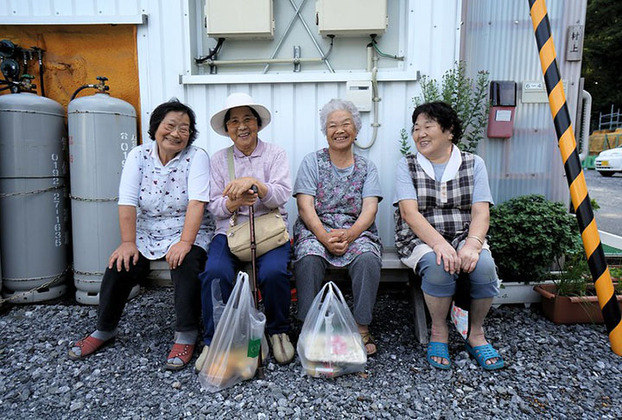 O Japão tem 44,4 milhões de pessoas (35,3% da população) com mais de 60 anos, de acordo com a ONU (2022). O país é dono da segunda população mais velha do mundo, atrás apenas de Mônaco. 