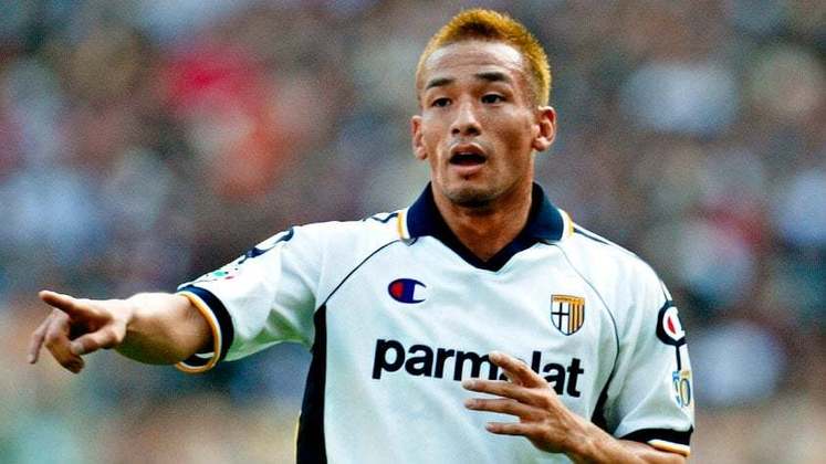 O japonês Nakata se aposentou no ano de 2006, aos 29 anos de idade, logo depois da eliminação da seleção japonesa na Copa do Mundo. O nipônico ganhou fama ao atuar no bom time da Roma que se sagrou campeão italiano na temporada 2000/01. 