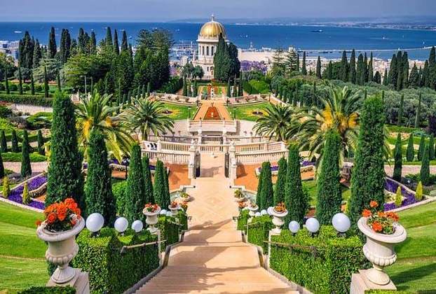 O Jardim ornamental do templo Bahai fica em Haifa, em Israel, e suas simetrias predominam nas paisagens da cidade israelita. Especialmente com plataformas suspensas e sequências de degraus. 