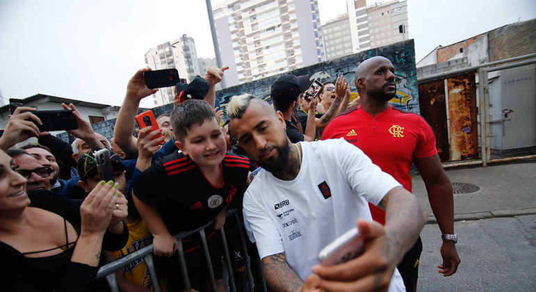 O jogador chileno deve iniciar a partida no banco de reservas e entrar no decorrer do segundo tempo.