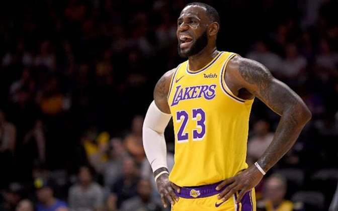 O jogador de basquete do Los Angeles Lakers recebe 119,5 milhões de dólares (aproximadamente R$ 602,2 milhões). 