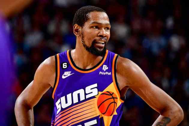 O jogador de basquete do Phoenix Suns recebe 89,1 milhões de dólares (aproximadamente R$ 449 milhões). 