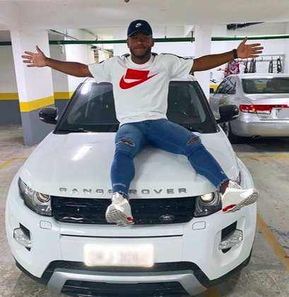 O jogador de futebol Luan comprou seu primeiro carro em 2019: essa bela Range Rover branca.