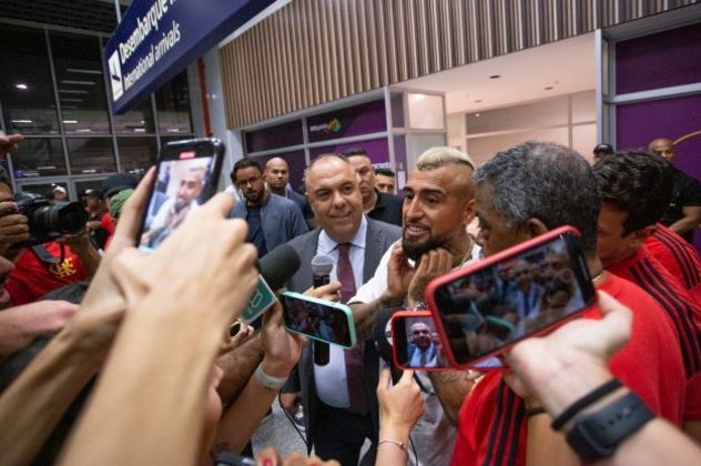 O jogador foi recebido no aeroporto pelo VP de futebol do Flamengo, Marcos Braz.