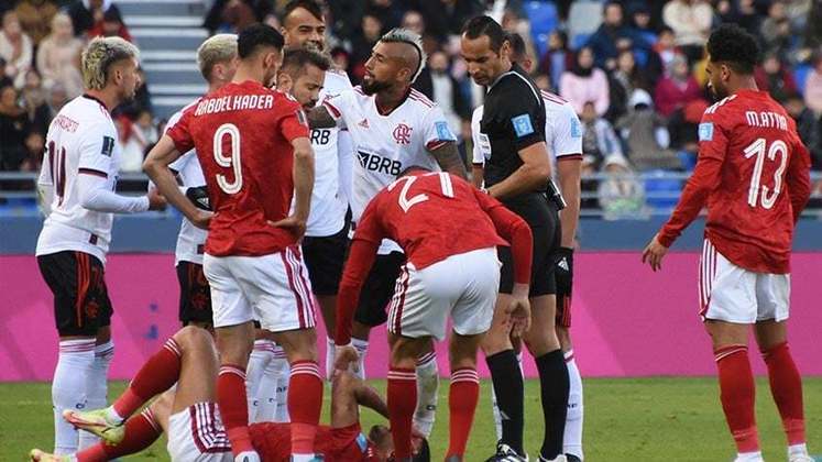 O jogo estava quente. Jogadores do Flamengo reclamam com o árbitro Mustapha Ghorbal, da Argélia, após falta cometida por Arrascaeta, que acabou levando um cartão amarelo.