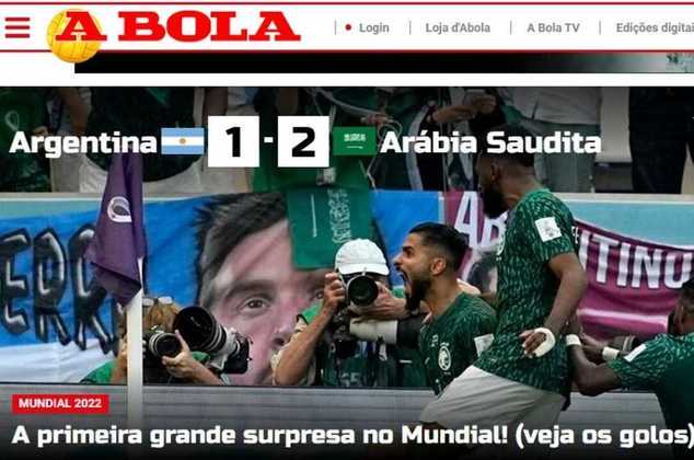 O jornal português A Bola destacou a vitória da Arábia Saudita, chamou de primeira surpresa do Mundial, e na foto, trouxe os atletas comemorando com a imagem de Messi ao fundo.