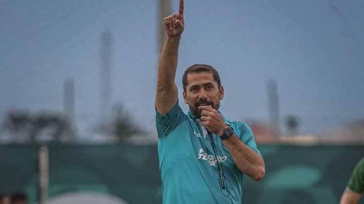 O jovem treinador Gustavo Morínigo havia treinado clubes do Paraguai, antes de chegar ao Coritiba, em janeiro de 2021. Mesmo não conseguindo livrar o Coxa do rebaixamento, seguiu no comando e subiu o clube de novo para a Série A no último ano. 