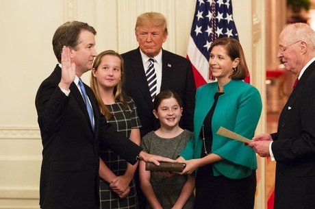 O juiz Anthony Kennedy (à dir.), que se aposentou da Suprema Corte, e seu substituto, Brett Kavanaugh, em cerimônia de posse com a presença do presidente Donald Trump