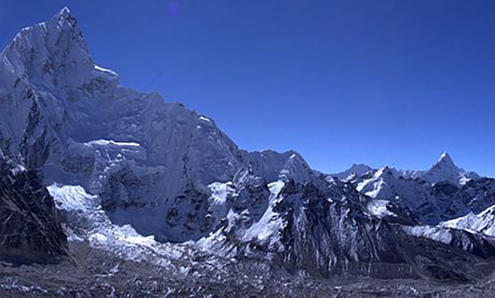 O Kala Patthar (Pedra Negra, na língua nepali), fica na Cordilheira dos Himalaias, no Nepal, onde uma paisagem deslumbrante se forma com uma sucessão de montanhas.  Com 5.643m, o Kala tem um atrativo especial: dele se tem uma bela vista do Everest (no canto, à direita)