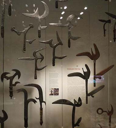 O Kpinga é um artefato oriundo da África, usado pelas tribos Azande. Esta espécie de faca possuía na grande maioria dos modelos três lâminas que frequentemente eram afiadas. No momento em que os guerreiros que as utilizavam iriam se casar, entregavam o item aos familiares da esposa