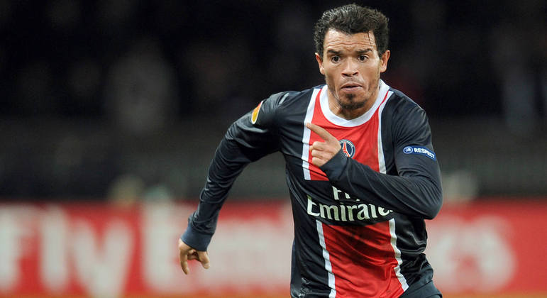 O lateral Ceará ganhou projeção ao defender o Inter na conquista do Mundial de Clubes, em 2006, neutralizando Ronaldinho Gaúcho. Assim, chamou a atenção do PSG, onde ficou por quatro anos, entre 2007 e 2011