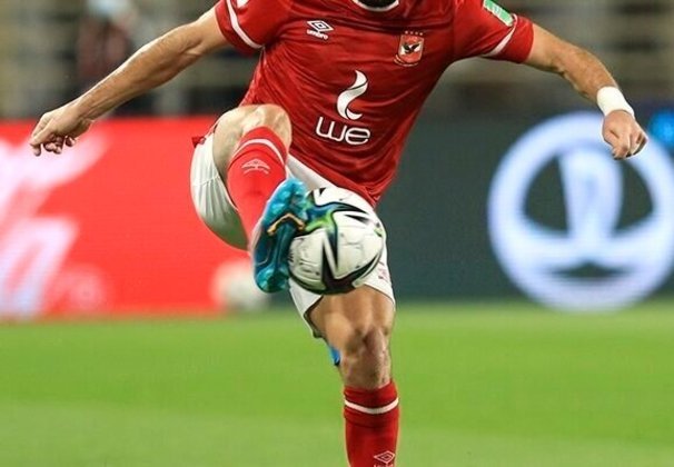 O lateral-esquerdo Ali Maaloul é outro jogador mais tarimbado do Al-Ahly. Ele também tem experiência de Copa do Mundo, pois defendeu a Tunísia no Qatar, em 2022.  - Foto: Mohammad Amin Ansari/Wikimedia Commons