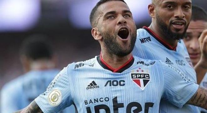 A chegada de Daniel Alves trouxe um peso enorme para Cuca