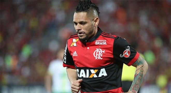 O lateral Pará é quem está há mais tempo no Flamengo. O defensor está no clube desde o mês de janeiro de 2015