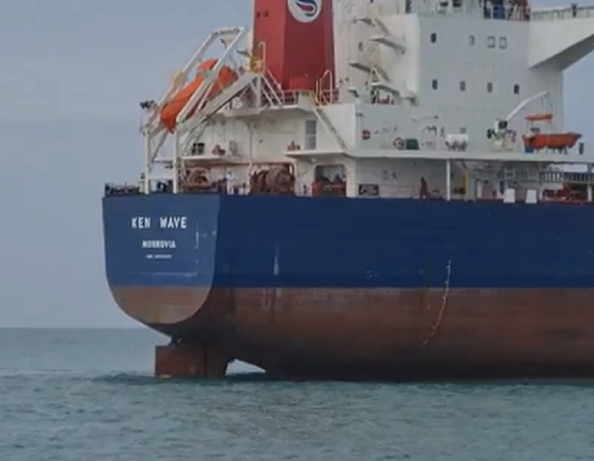 O leme, onde os nigerianos ficaram, é a estrutura do navio que dá a direção, localizada na parte traseira do casco, que fica em contato direto com a água.