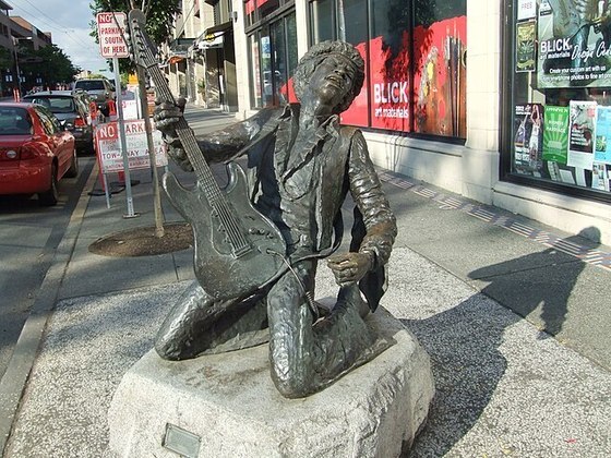 O lendário guitarrista Jimi Hendrix - falecido em 1970 - tem esta estátua em Seattle, EUA, representando a energia de suas apresentações. 
