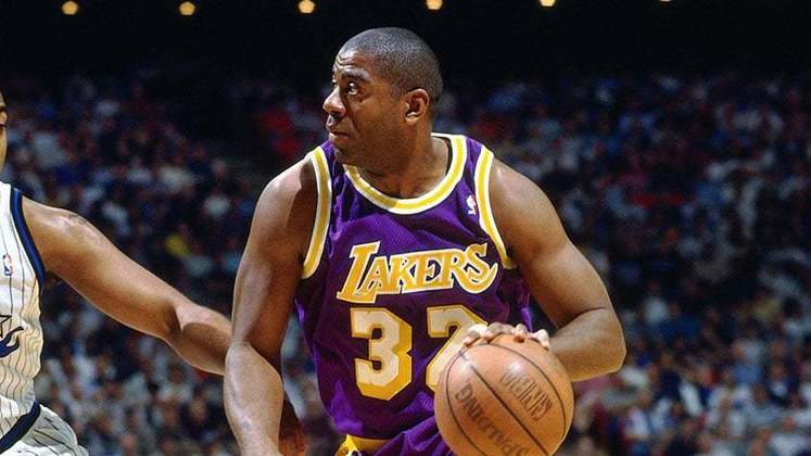 O lendário jogador de basquete Magic Johnson teve que diminuir sua carreira. Aos 32 anos, ele reportou que iria se afastar das quadras após contrair o vírus HIV.