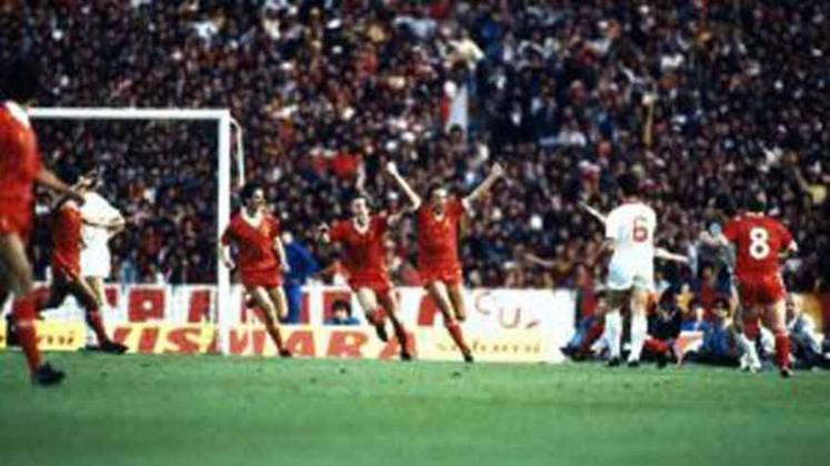 O Liverpool conquistou a tríplice coroa na temporada 83/84: ganhou a Copa da Liga, o Campeonato Inglês e a Copa da Europa (Champions League), vencendo a Roma nos pênaltis na final. Ian Rush fez 47 gols ao todo. 
