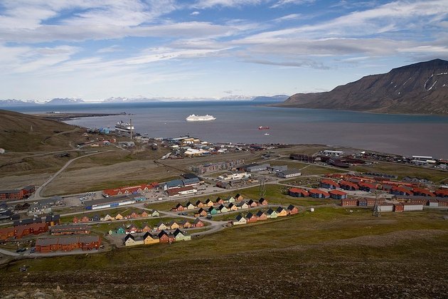 O local foi escolhido por três principais motivos. Primeiro porque as ilhas Svalbard ficam numa região muito remota, mas sem dificuldade de acesso. É longe, mas não oferece risco. 