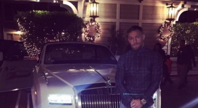 O lutador Conor McGregor gosta de ostentar sua coleção de carros  e roupas de grife na internet.​